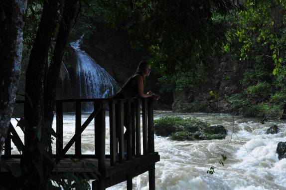 Mirante para se observar a força do rio que atravessa a caverna de Semuc Champey, na Guatemala
